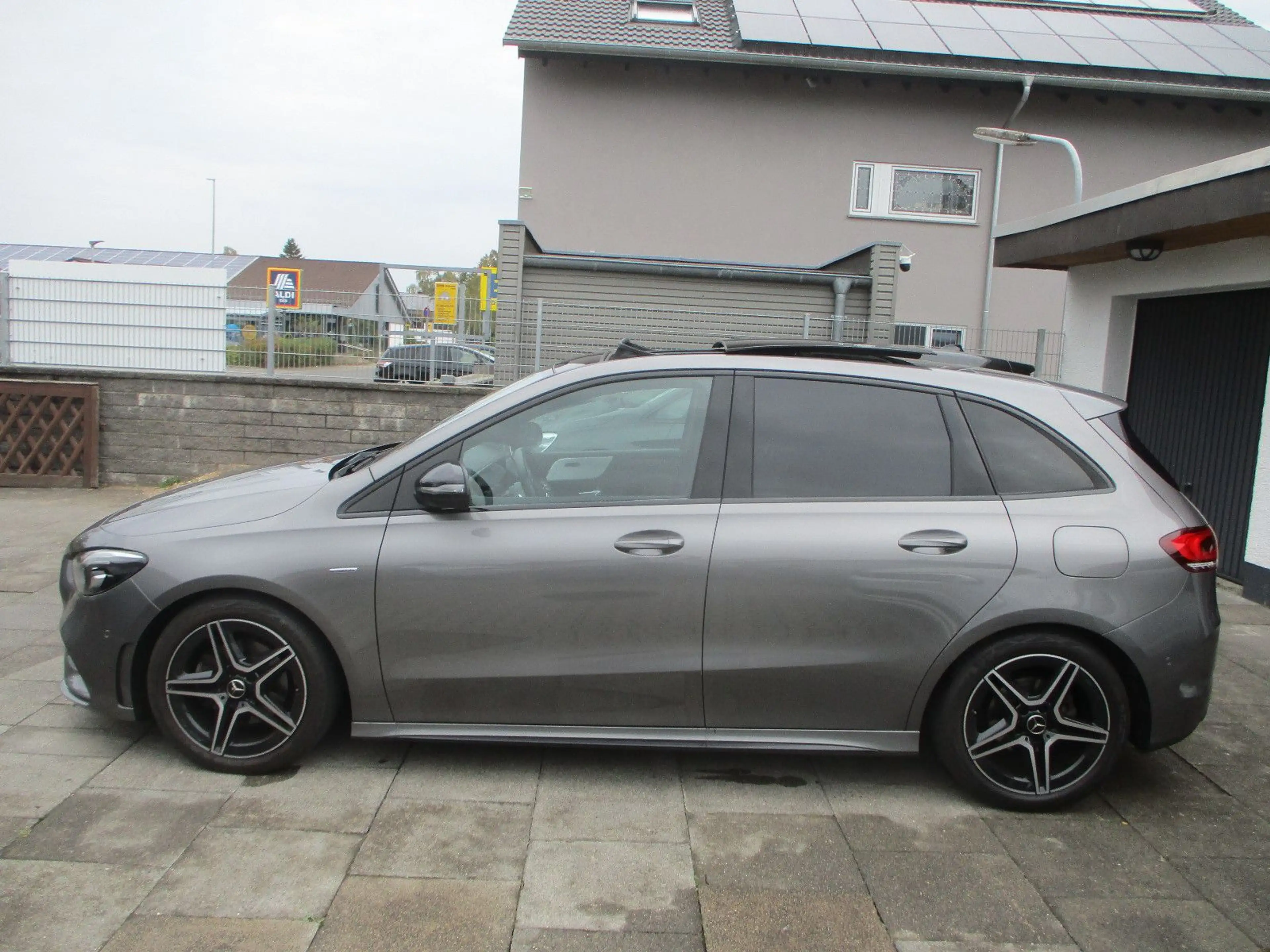Mercedes-Benz B 200 d AMG NAVI LEDER KAMERA PANORAMA SPURH AHK