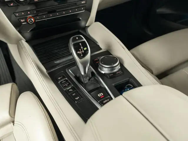 BMW X6 view 9