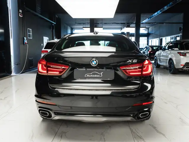 BMW X6 view 5