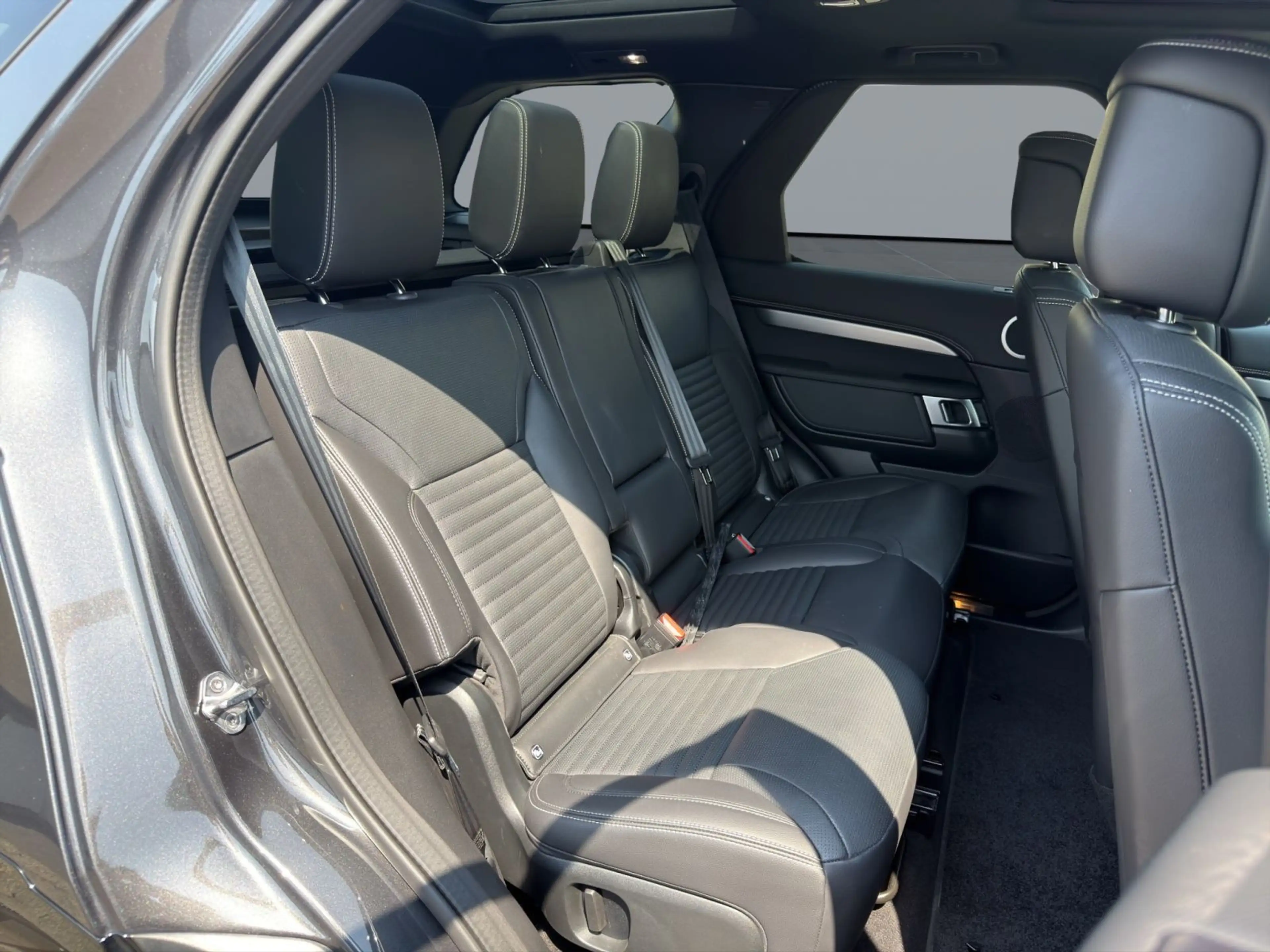 Land Rover Discovery D350 Dynamic SE AHK Winter Pack Pano — photo 5