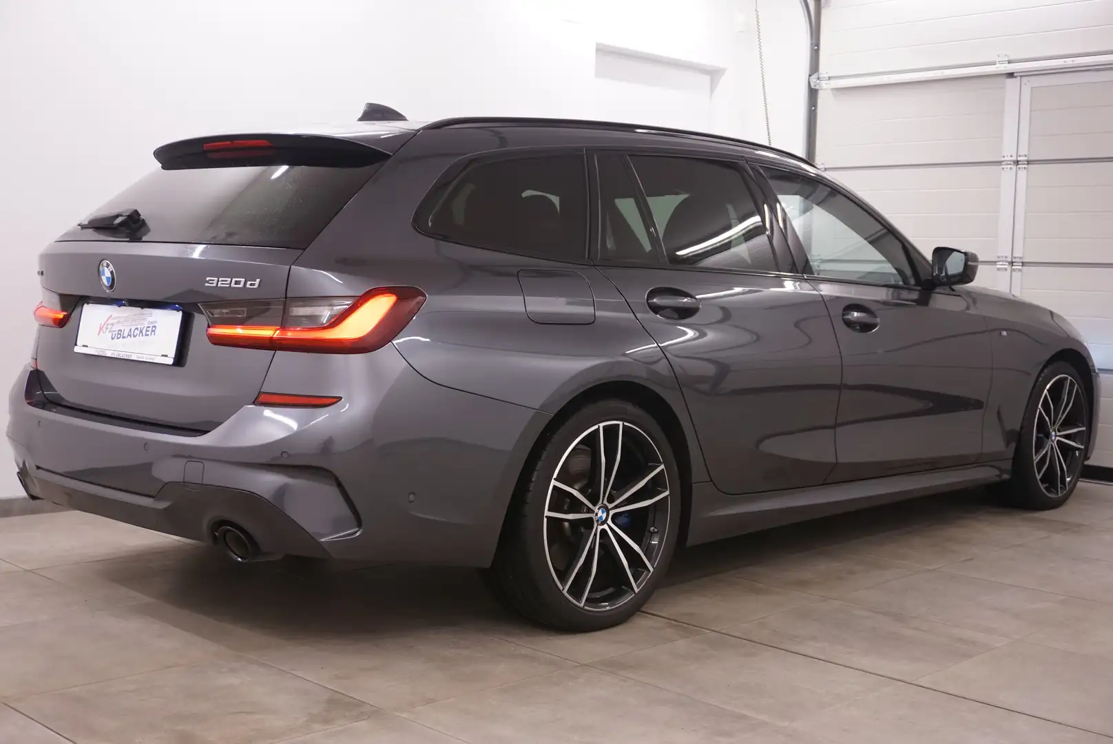 BMW 320 d xDrive M Sport // Panoramad. // Laserscheinw. // Grau - 2