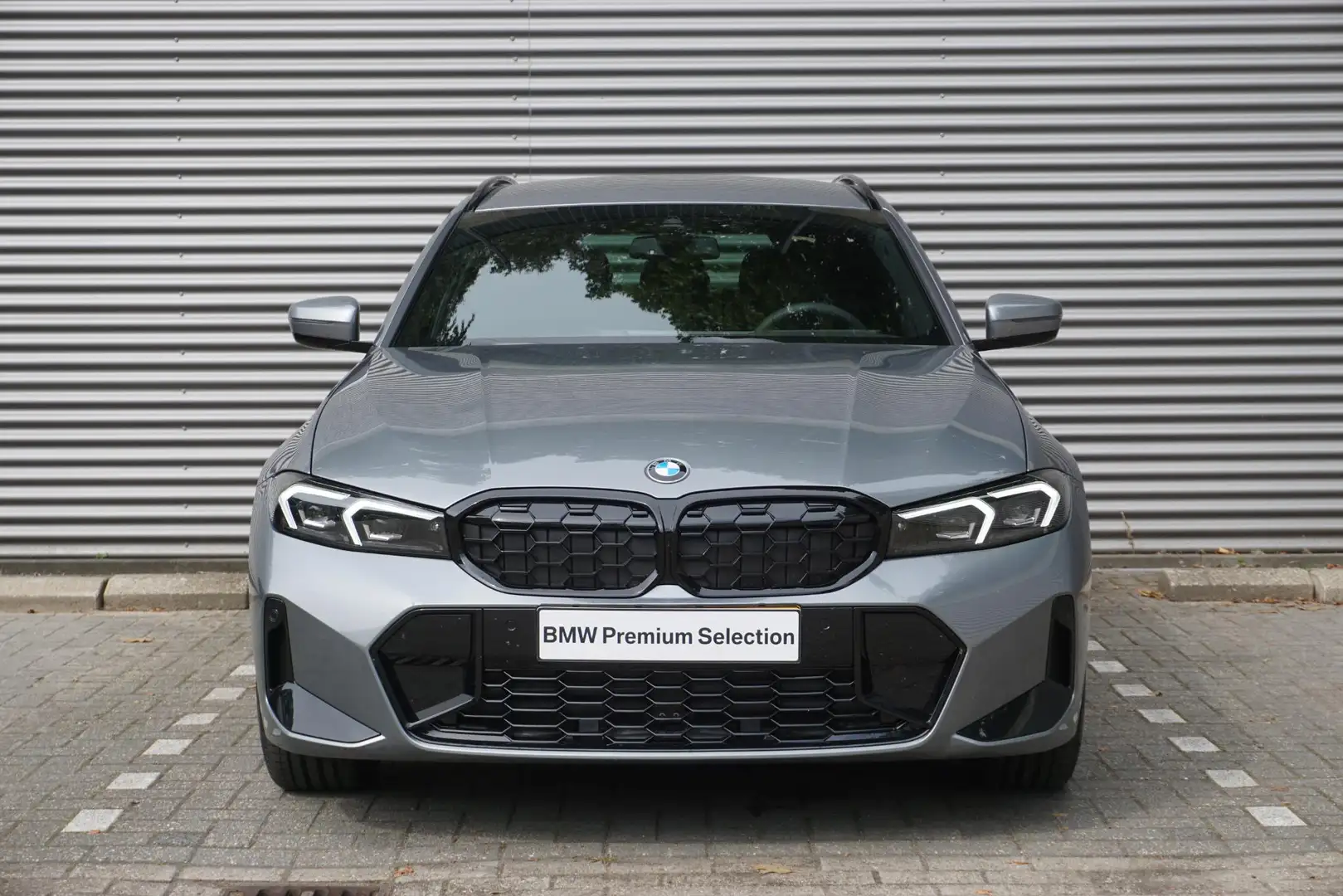 BMW 330 3 Serie Touring 330e M Sportpakket Pro | Comfort P Grijs - 2