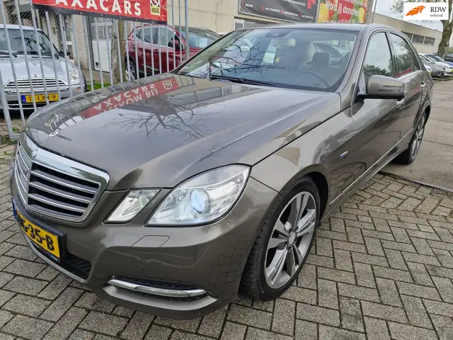 Mercedes-Benz E 300 CDI Avantgarde NETTE FRISSE AUTO ! MET NIEUWE APK