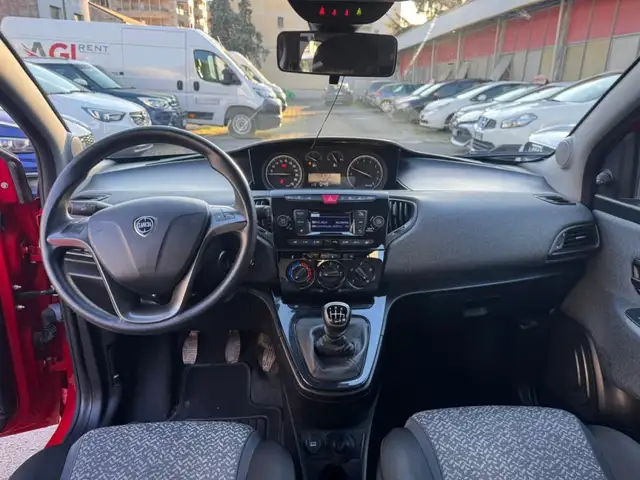 Lancia Ypsilon view 8