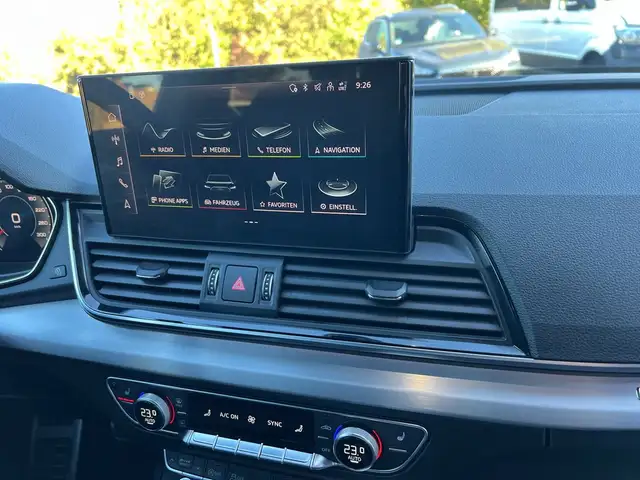 Audi Q5 view 11