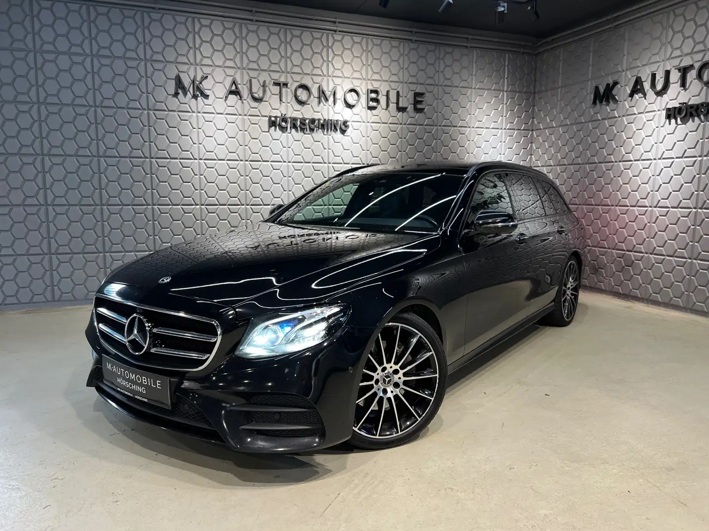 Mercedes-Benz E 300 d T *AMG LINE*360*BURMESTER*AMBIENTE*SITZHEIZUNG* Schwarz - 1