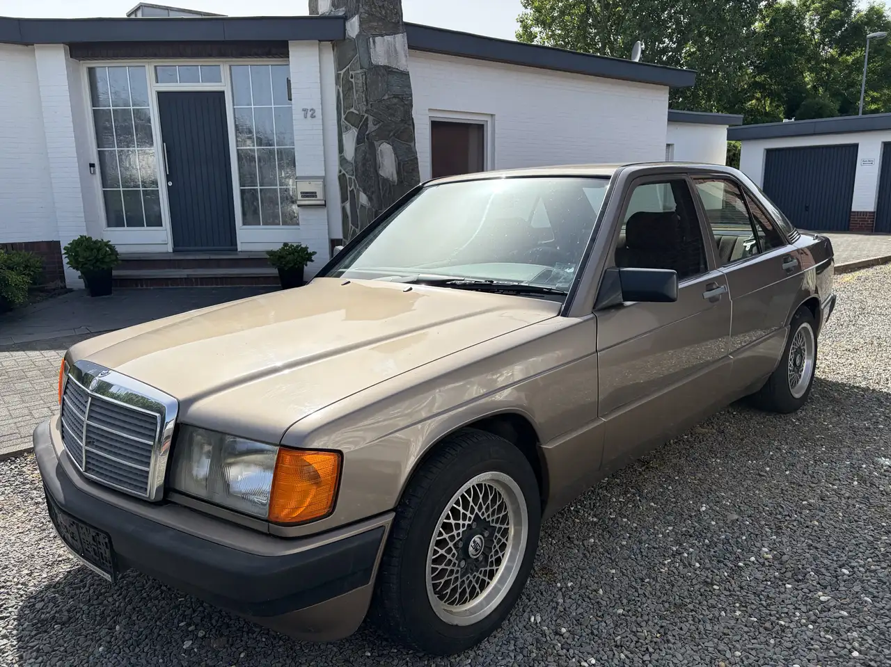 Mercedes-Benz 190 E 2.3, foto 1