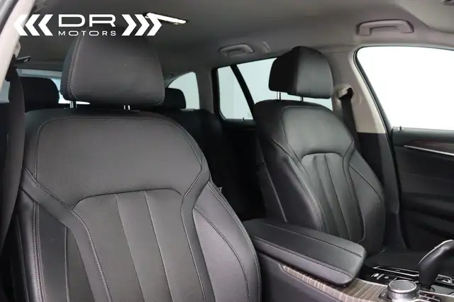 BMW 5 Series view 14