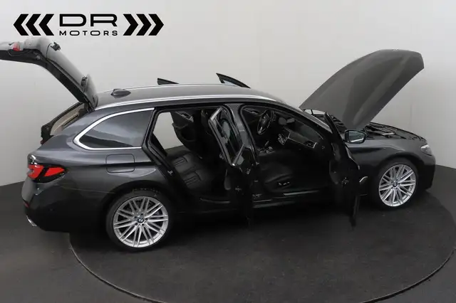 BMW 5 Series view 10