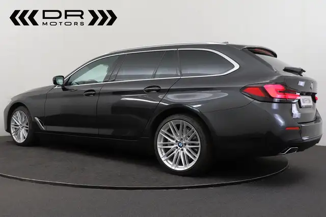 BMW 5 Series view 8
