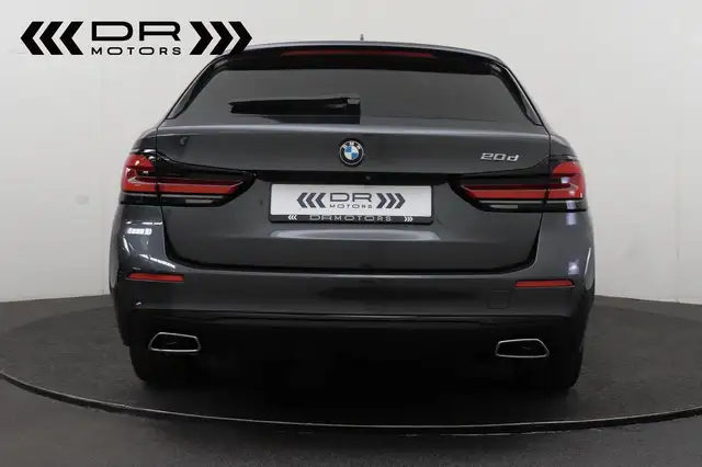 BMW 5 Series view 6