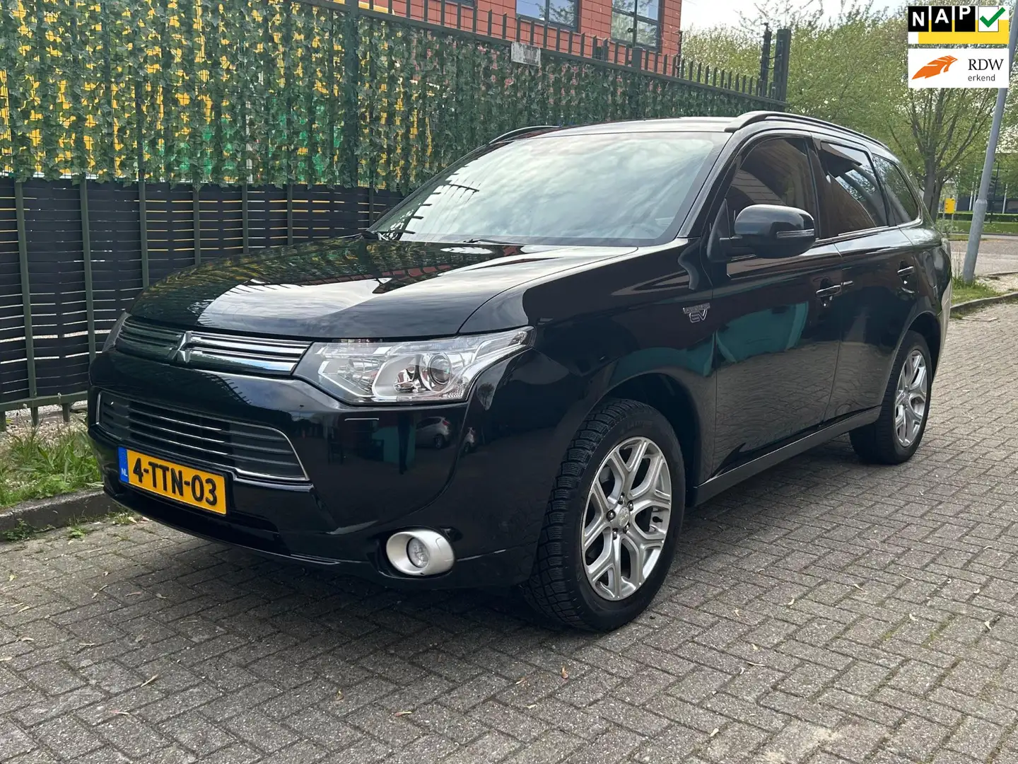Mitsubishi Outlander 2.0 PHEV Executive Zwart CAMERA|NAP|APK Noir - 1