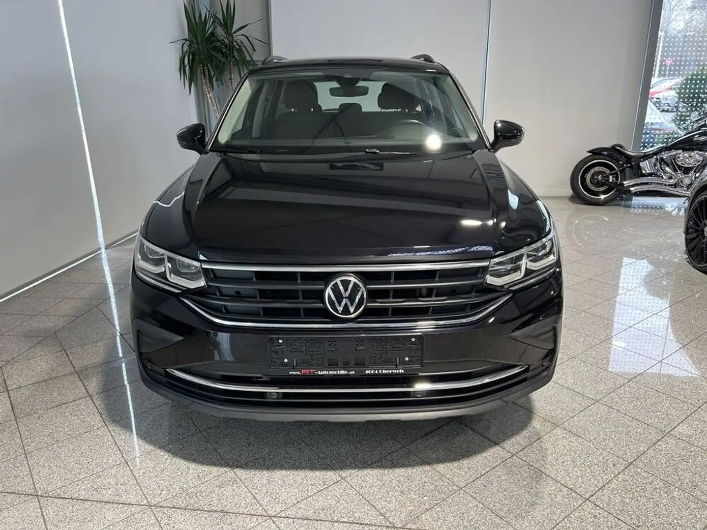 Volkswagen Tiguan Life DSG 2.0 TDi Schwarz - 2