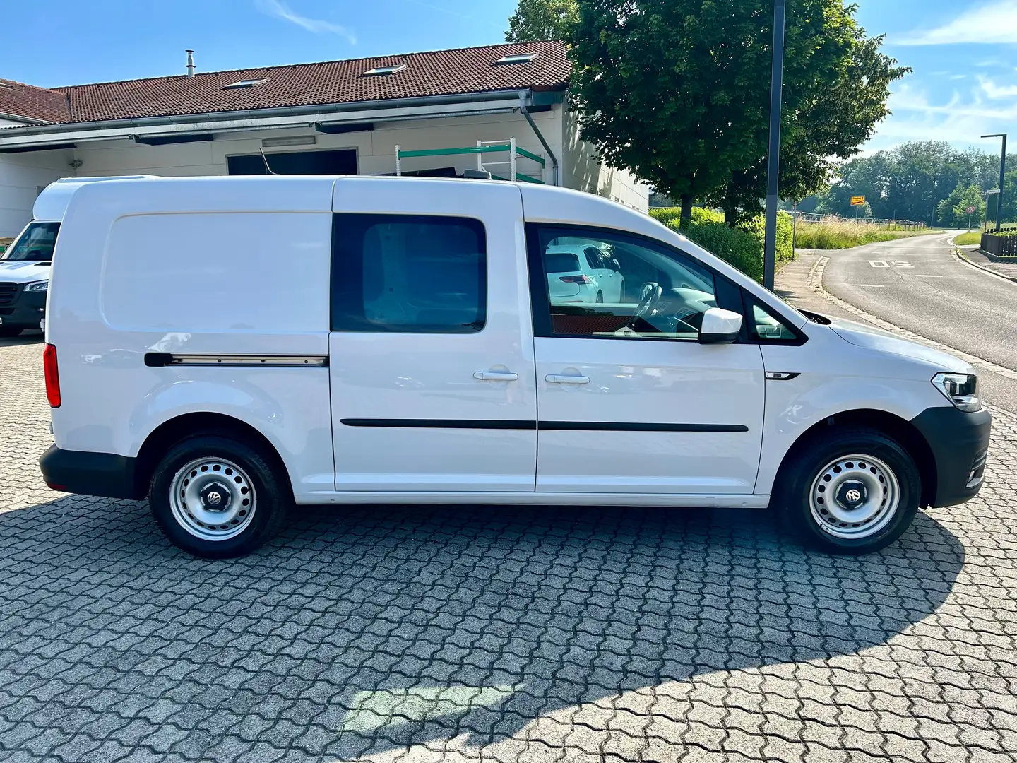 Volkswagen Caddy Maxi Kasten Trendline BMT*Standheizung*AHK*1 Hand* Weiß - 2