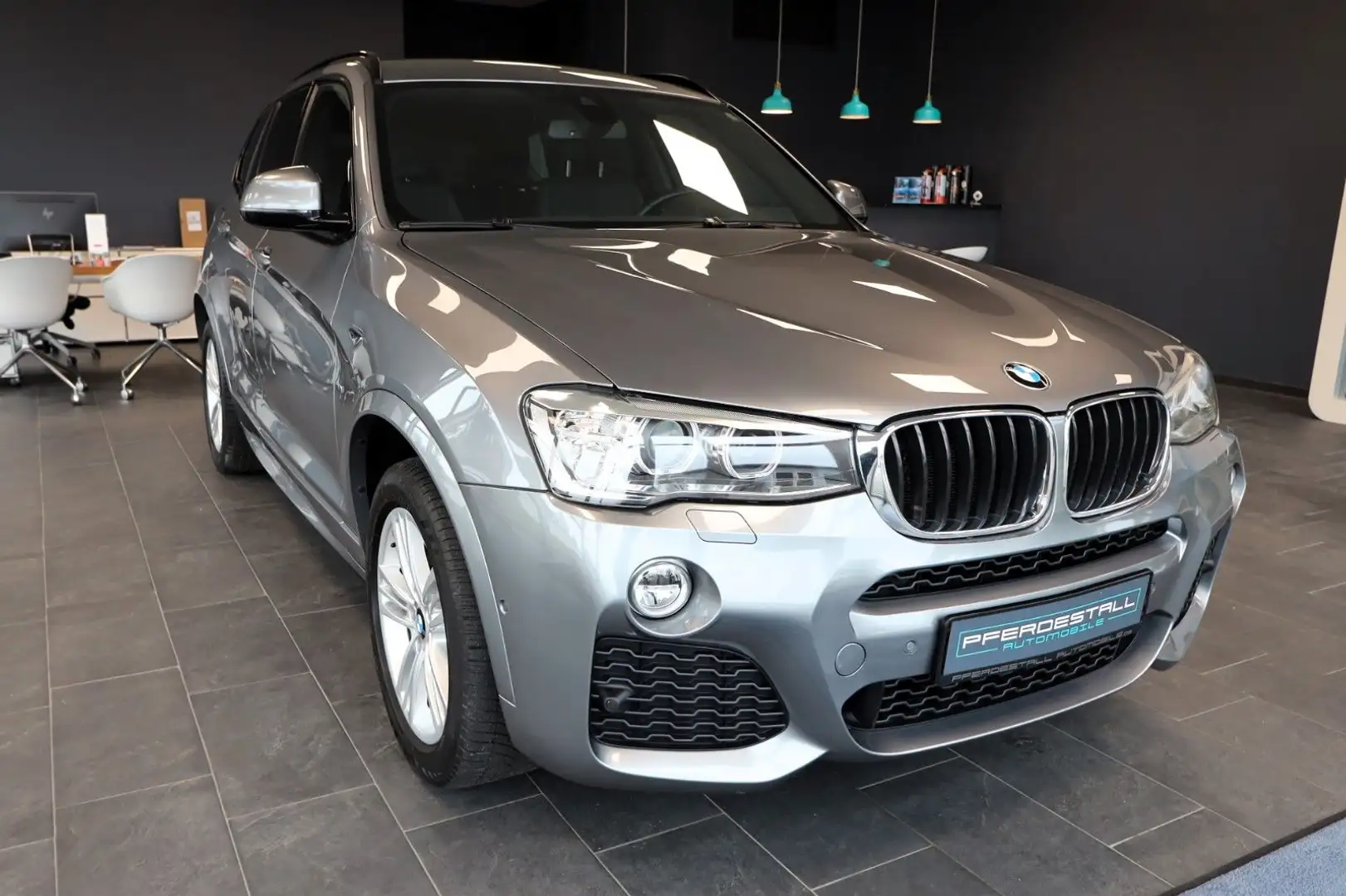 BMW X3 xDrive 20 d M Sport PDC KAM AHK Grau - 1