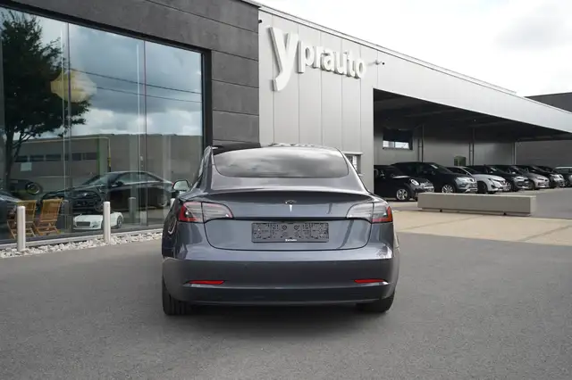 Tesla Model 3 view 4