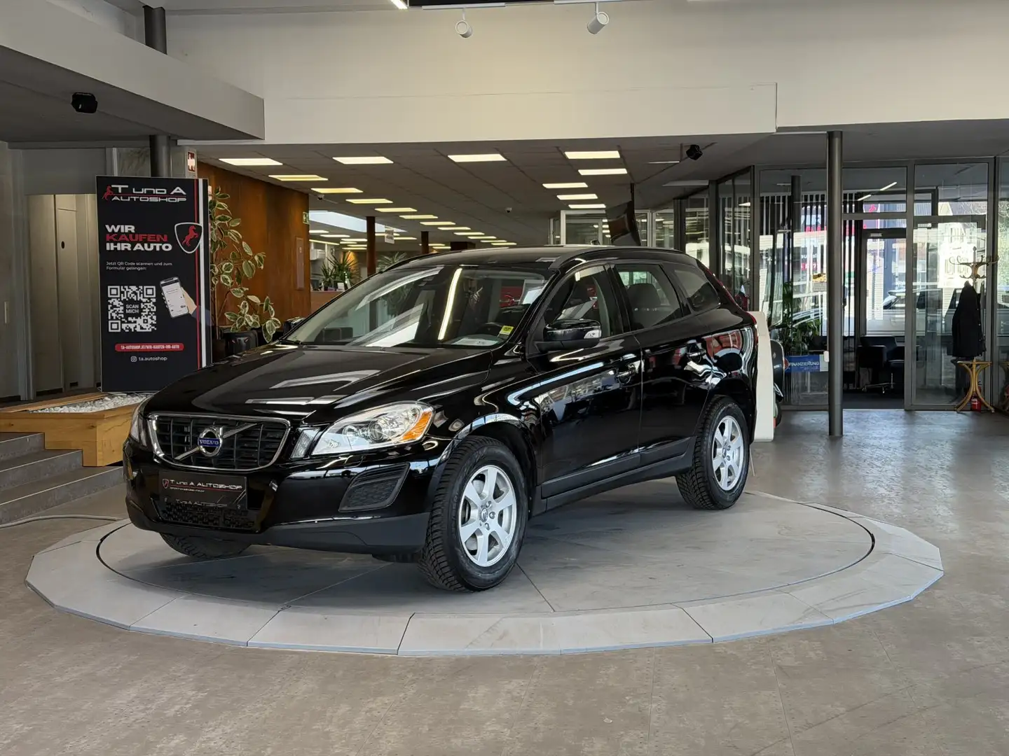 Volvo XC60 D3 Kinetic 1-Hand *AHK*Xenon*Sitzheizung* Schwarz - 1