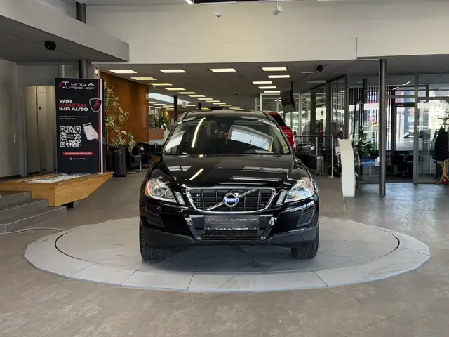 Volvo XC60 view 2