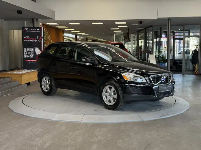 Volvo XC60 view 3