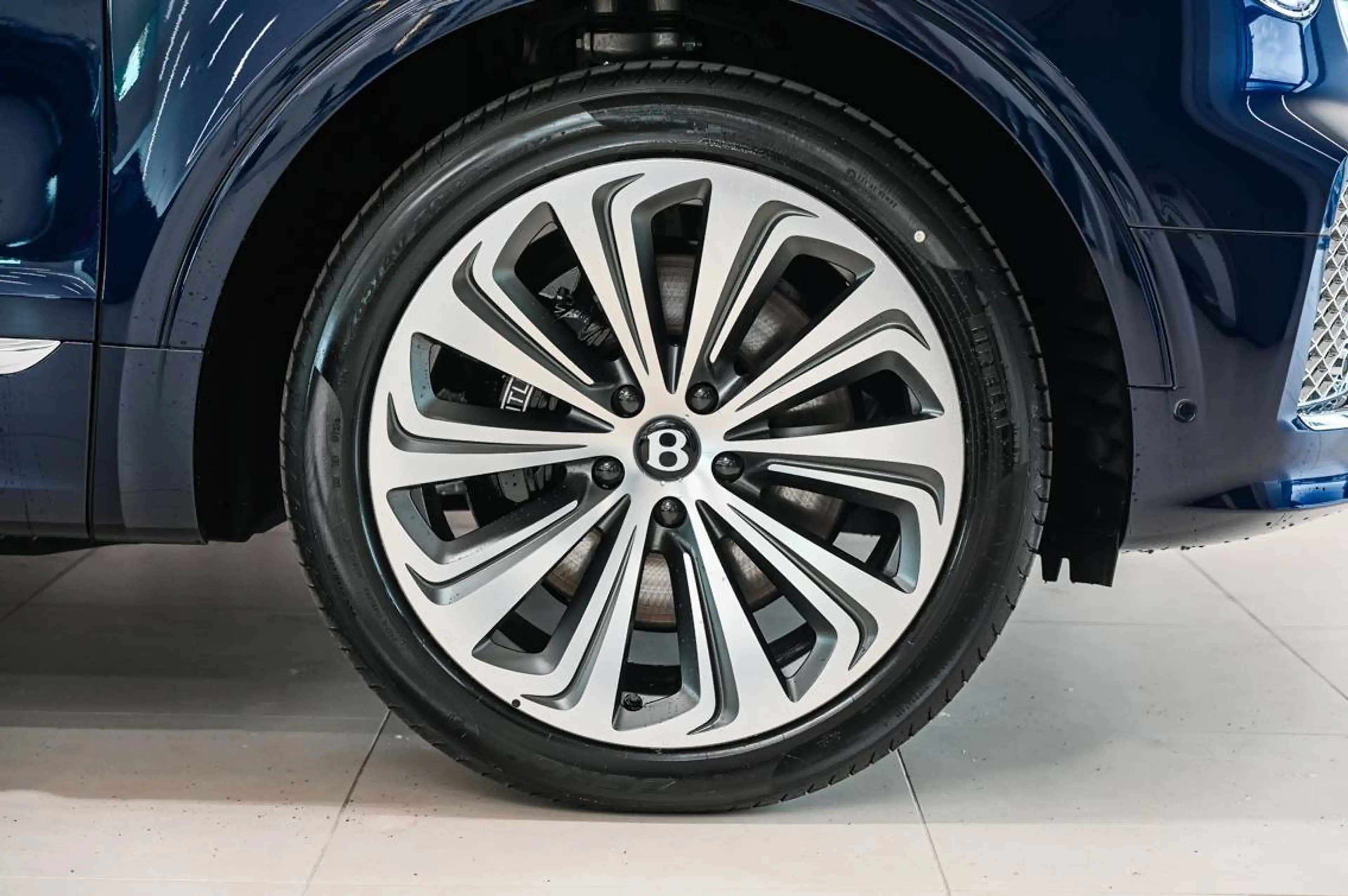 Bentley Bentayga Bentayga 3.0 Turbo V6 PHEV Atelier Edition — photo 6