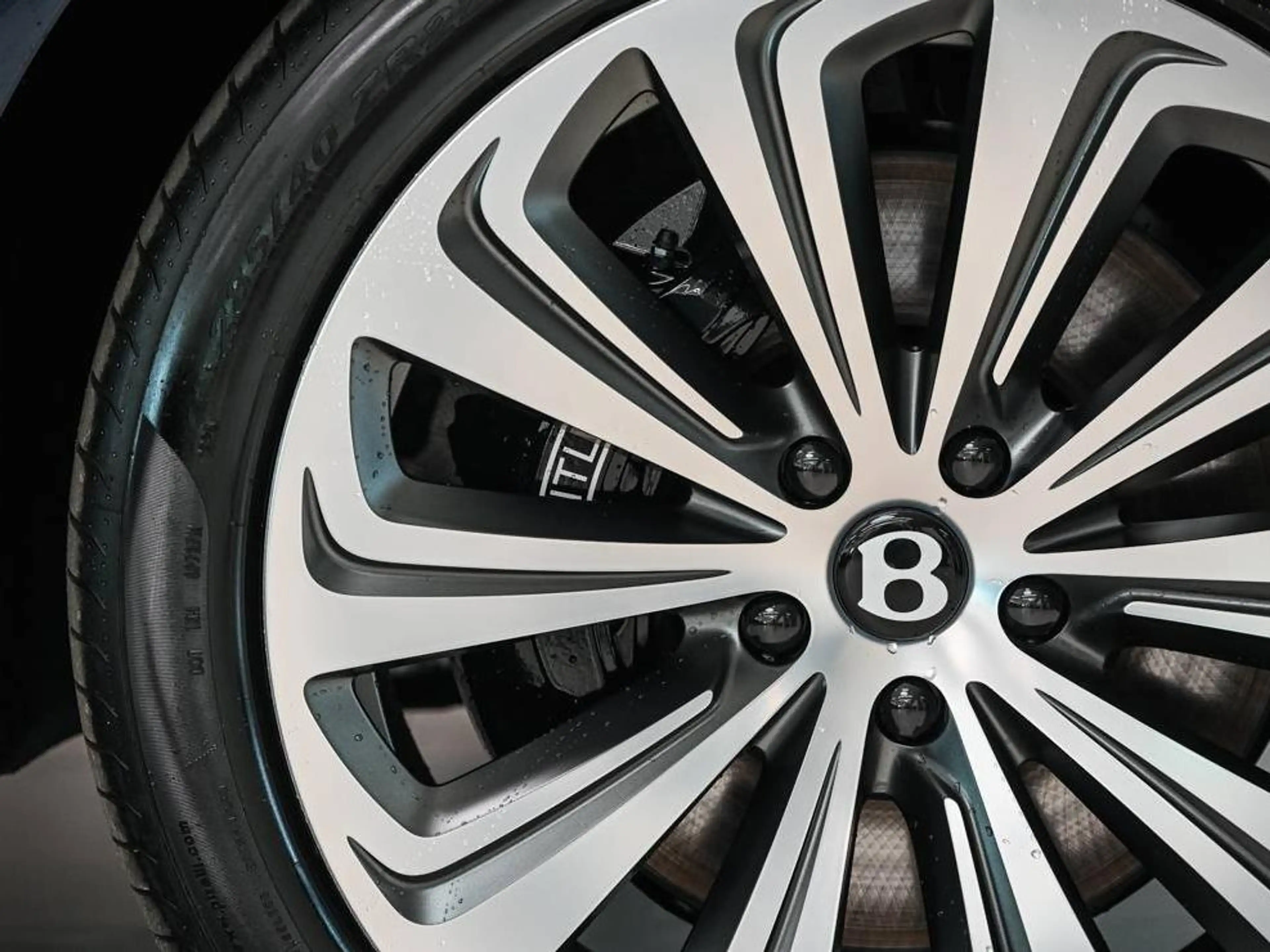 Bentley Bentayga Bentayga 3.0 Turbo V6 PHEV Atelier Edition — photo 9