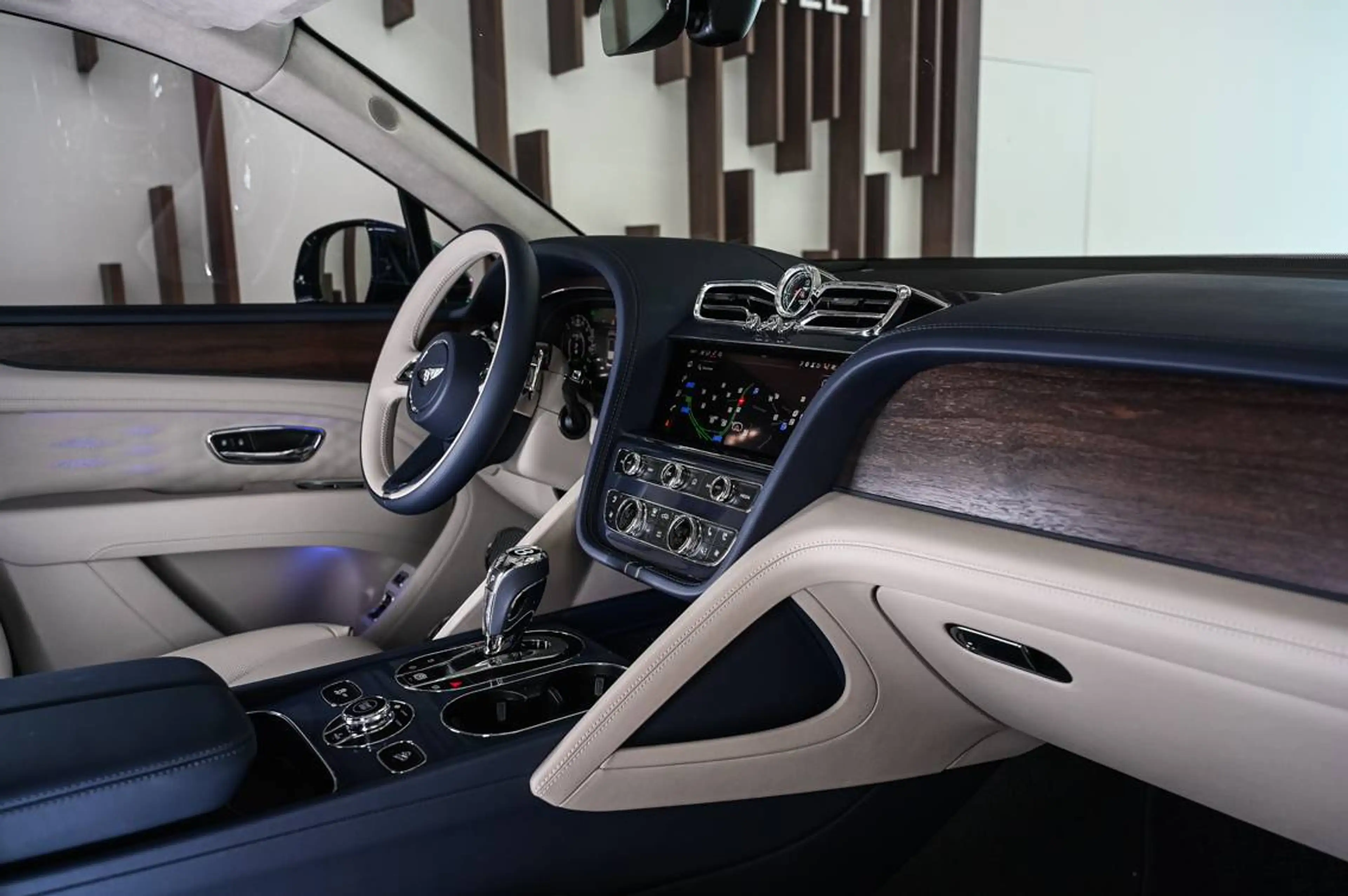 Bentley Bentayga Bentayga 3.0 Turbo V6 PHEV Atelier Edition — photo 8