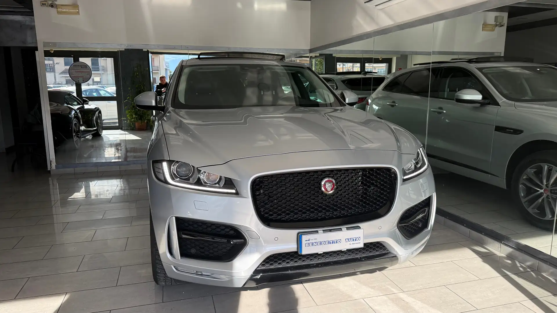 Jaguar F-Pace 2.0d i4 R-Sport awd 180cv TETTO APRIBILE Silber - 2
