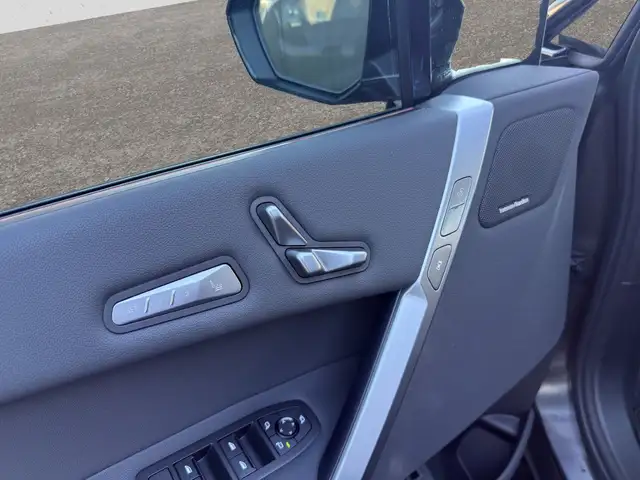 BMW Ix view 9