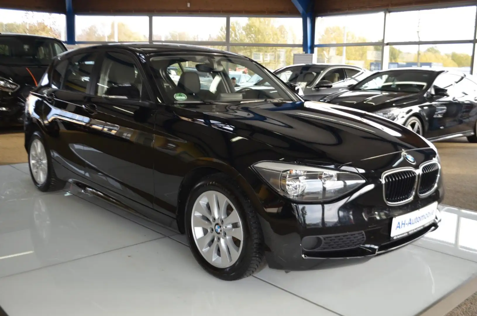 BMW 116 i Limousine 5-trg. KLIMA / SITZHEIZUNG / PDC Noir - 2