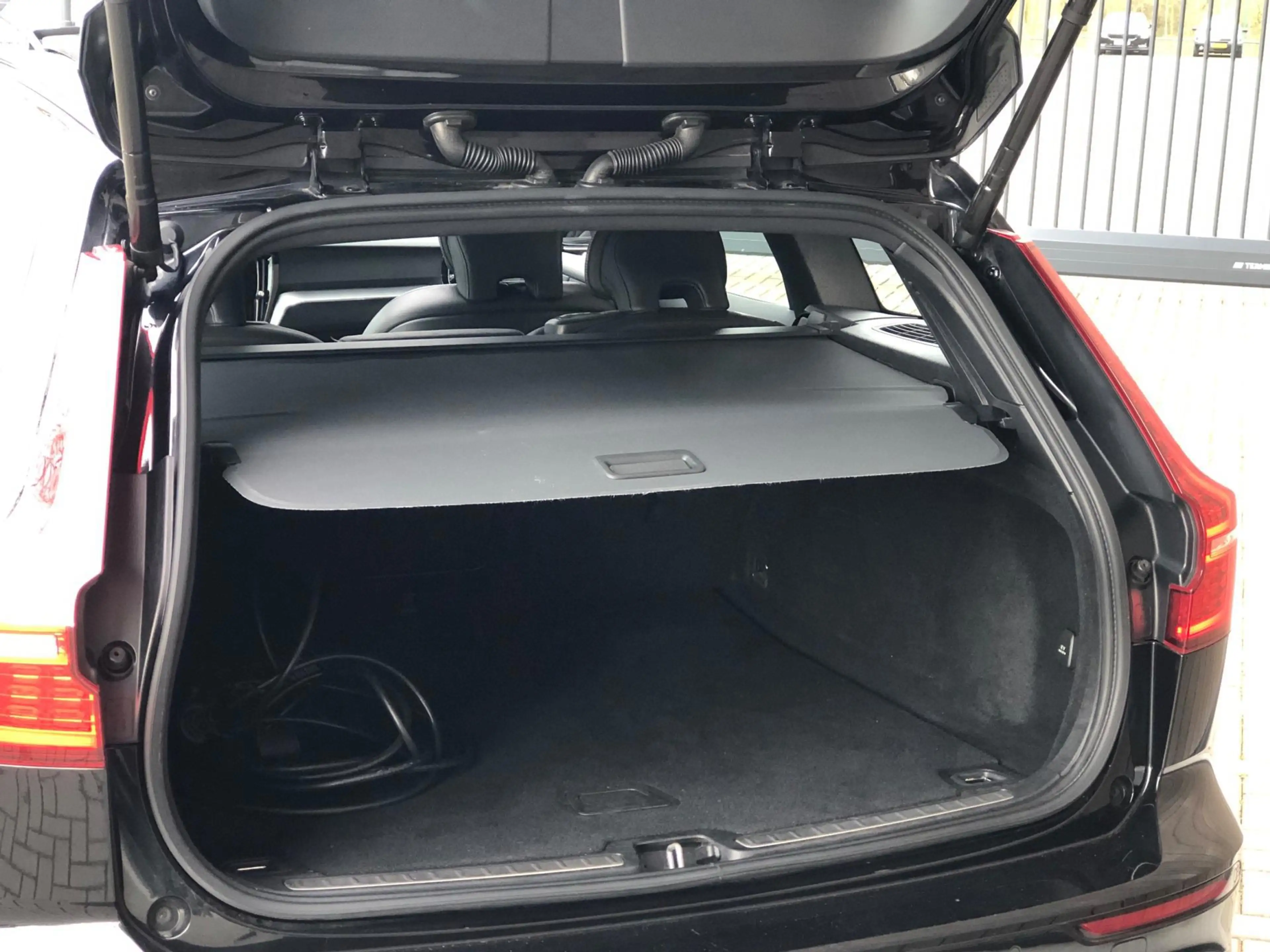 Volvo V60 2.0 T6 Recharge AWD R-Design|Trekhaak|Pano|Leder| — photo 13