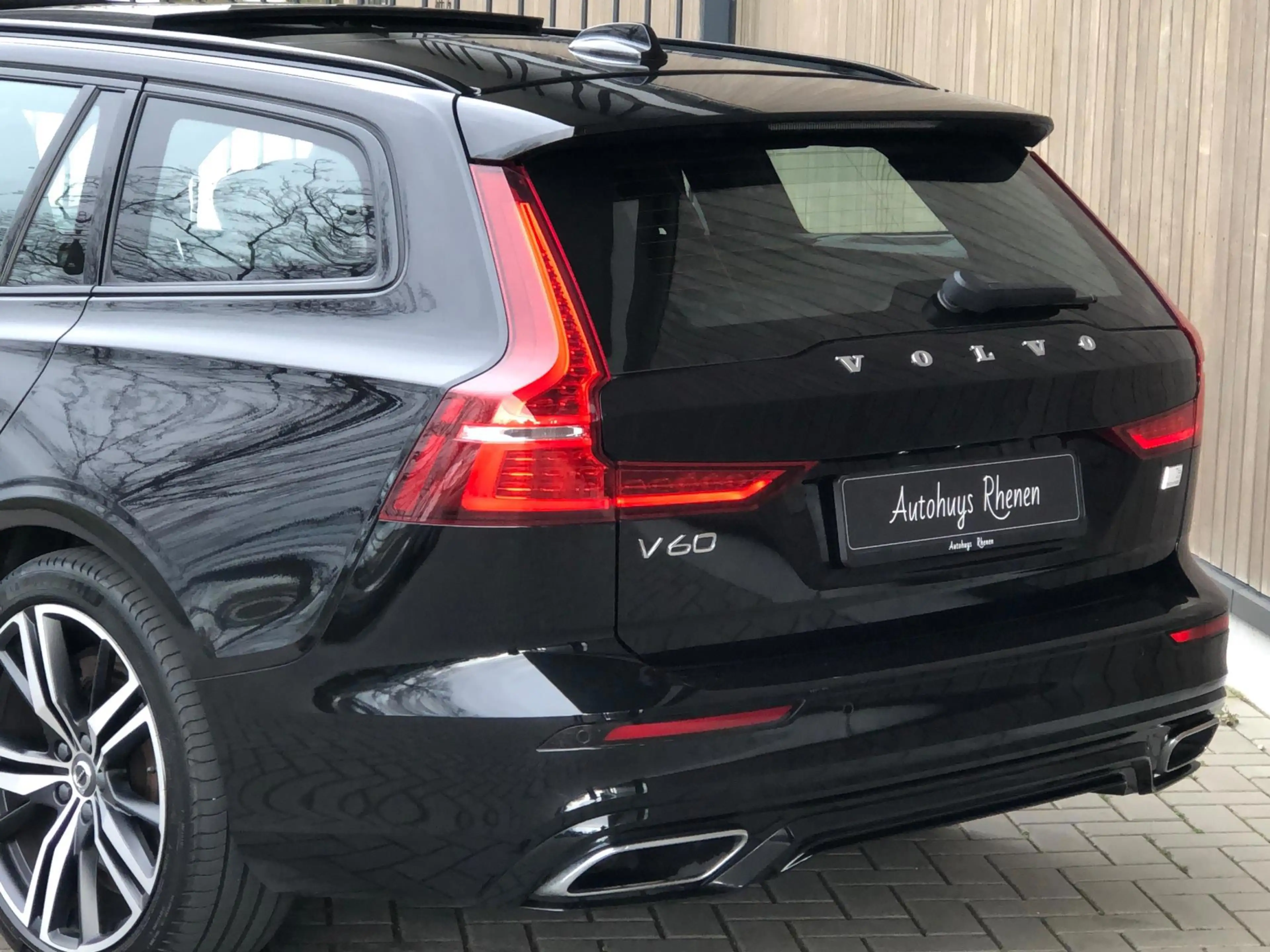 Volvo V60 2.0 T6 Recharge AWD R-Design|Trekhaak|Pano|Leder| — photo 11