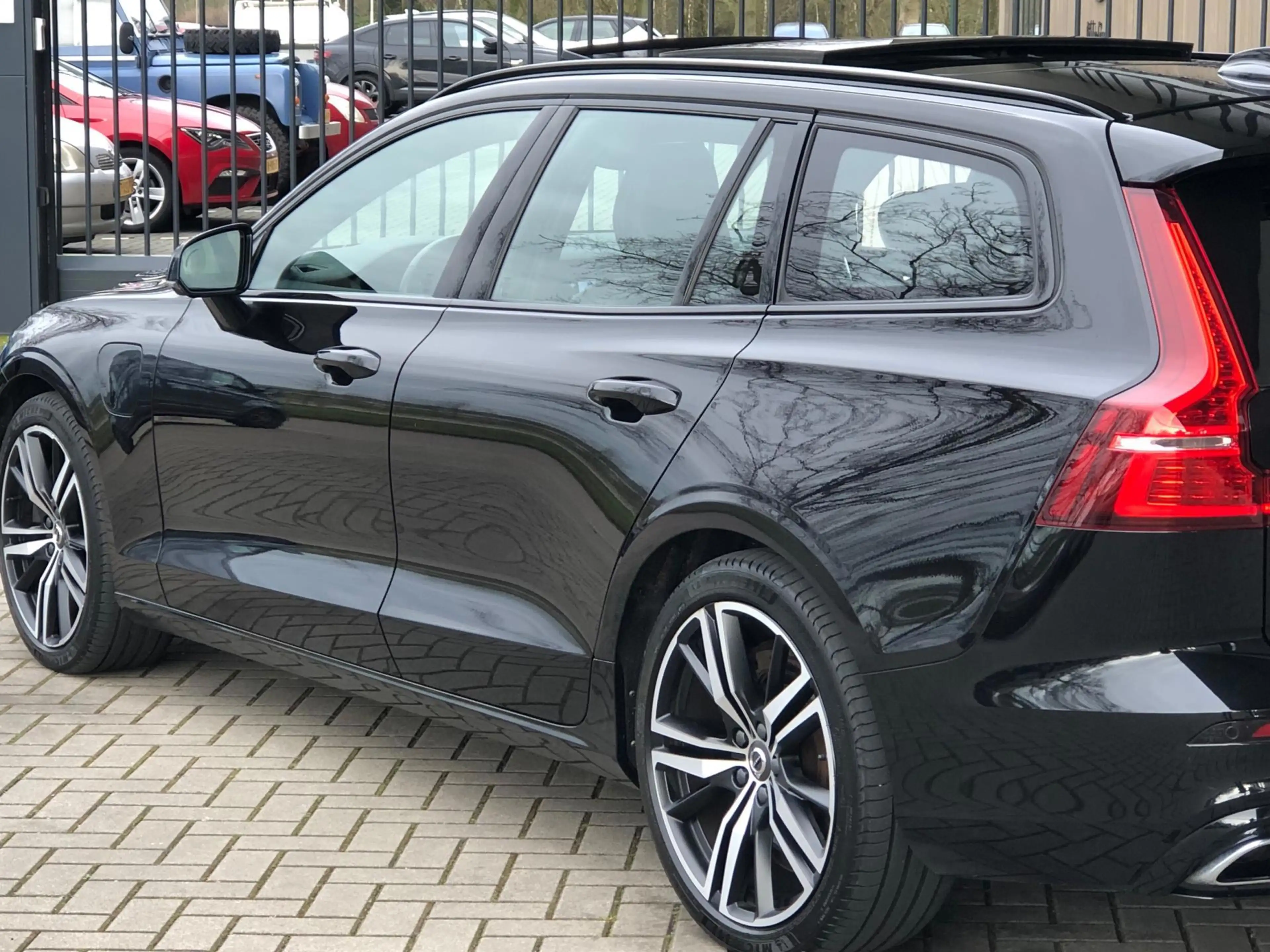 Volvo V60 2.0 T6 Recharge AWD R-Design|Trekhaak|Pano|Leder| — photo 10