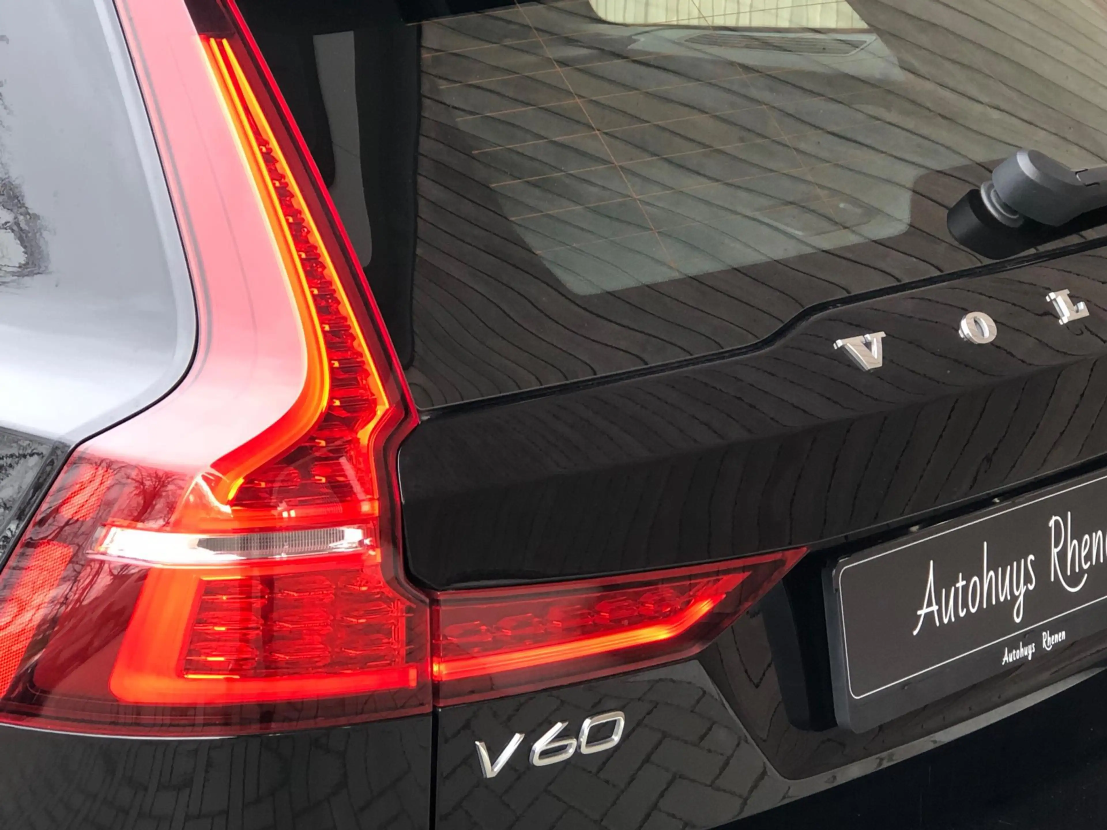 Volvo V60 2.0 T6 Recharge AWD R-Design|Trekhaak|Pano|Leder| — photo 12