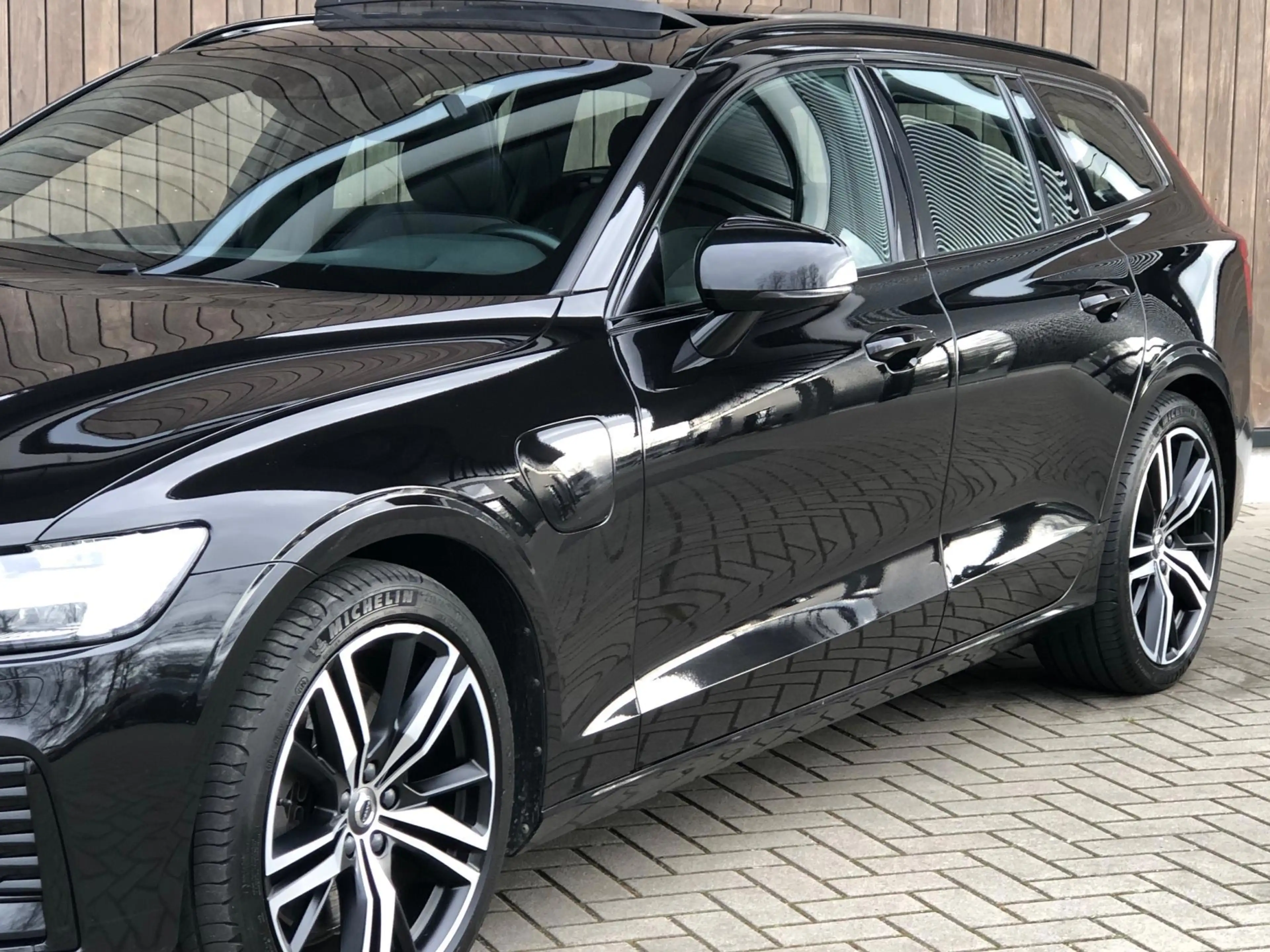 Volvo V60 2.0 T6 Recharge AWD R-Design|Trekhaak|Pano|Leder| — photo 3