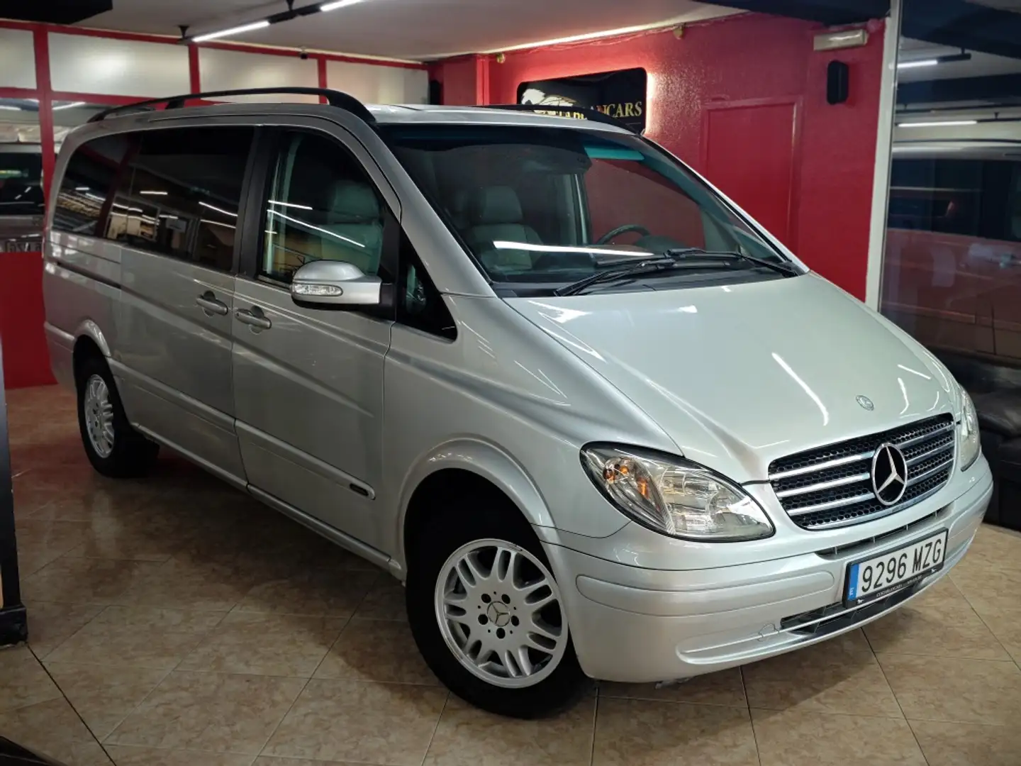 Mercedes-Benz Viano Monovolumen Automático de 4 Puertas Gris - 1