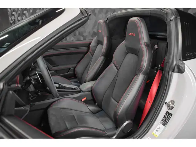Porsche 911 view 8