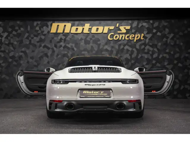 Porsche 911 view 5
