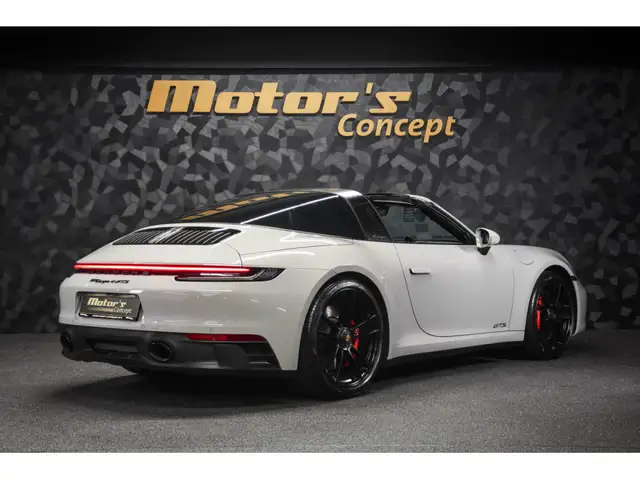 Porsche 911 view 3