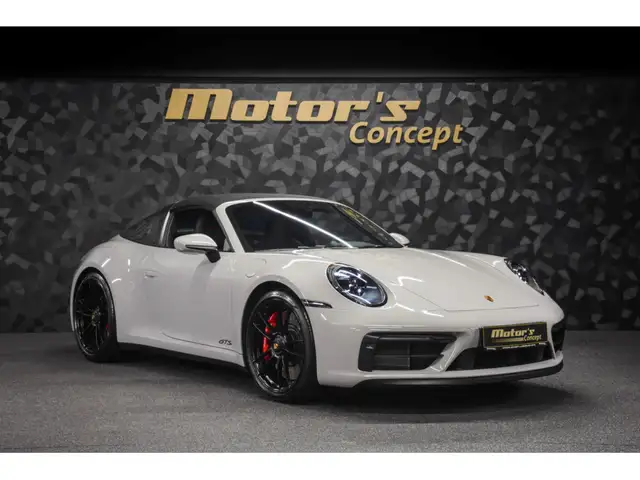 Porsche 911 view 6