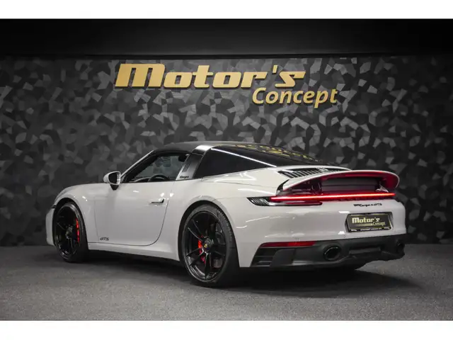 Porsche 911 view 7