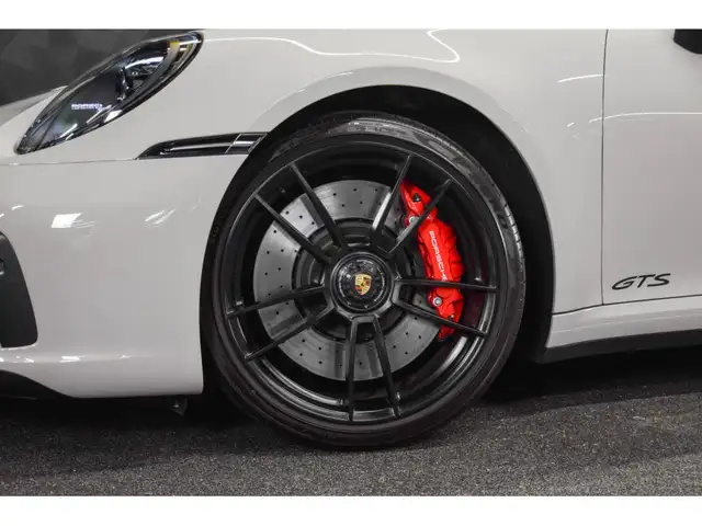 Porsche 911 view 12