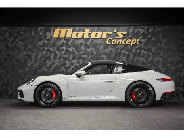 Porsche 911 view 2