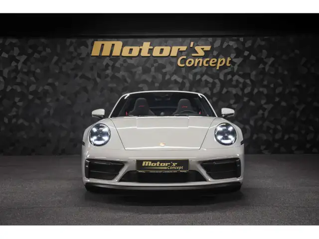Porsche 911 view 4