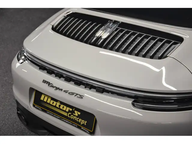 Porsche 911 view 15