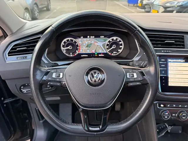 Volkswagen Tiguan view 6