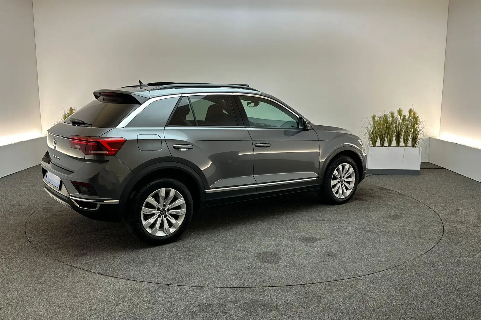 Volkswagen T-Roc 1.5 TSI 150pk DSG Sport | Panoramadak, Stoelverwar Grijs - 2