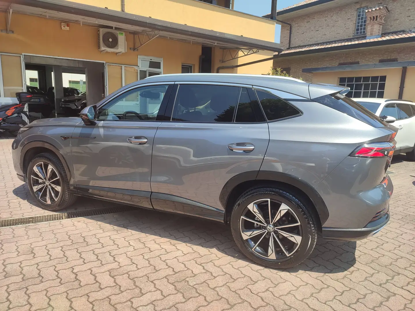 MG HS 1.5 Luxury auto 170 PROMO GUIDA SICURO!! LISTINO 24.850 EURO Grau - 2