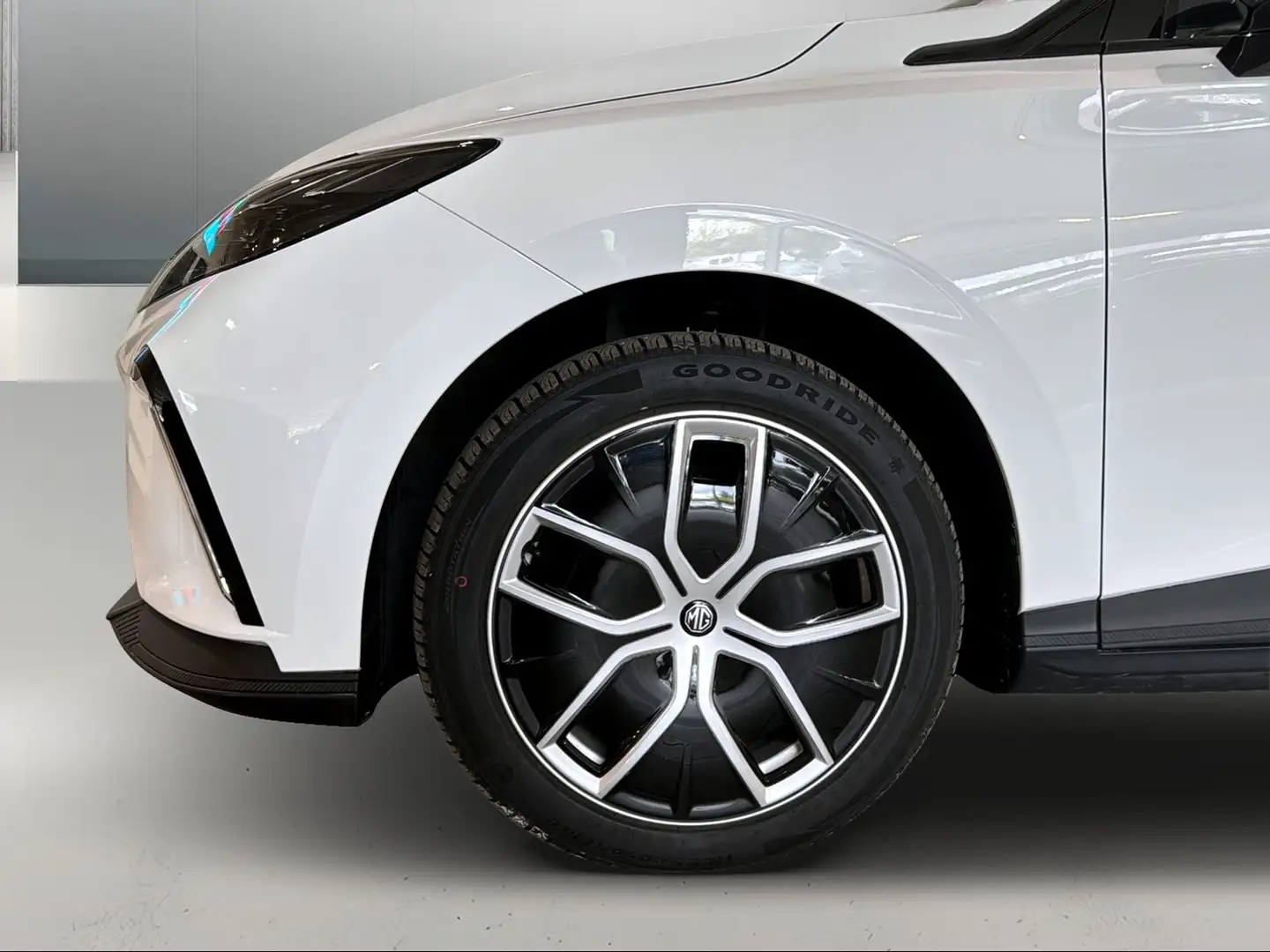 MG MG4 EV 64 kWh Luxury Weiß - 2