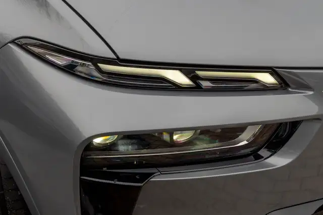 BMW X7 view 8
