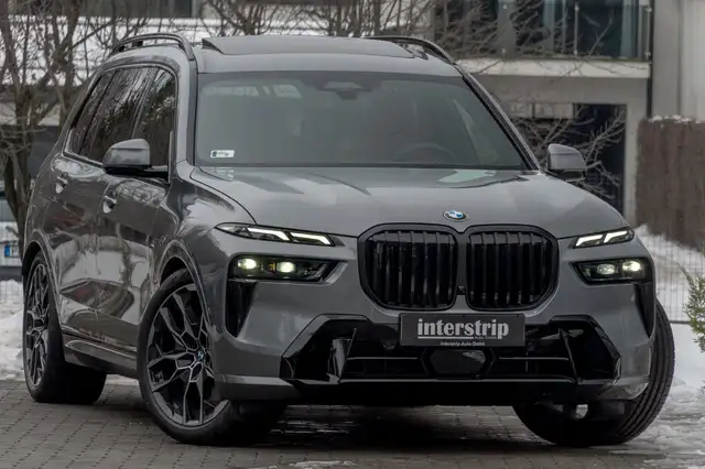 BMW X7 view 3
